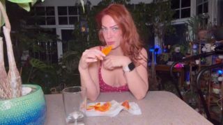 TrophyWifeNat – Sexy Mommy Eats an Orange
